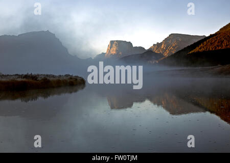 WYOMING - niedrige Nebel über den Green River an einem frostigen Morgen entlang der Kante der Wind River Range des Bridger National Forest Stockfoto