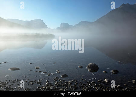 WYOMING - niedrige Nebel über den Green River an einem frostigen Morgen entlang der Kante der Wind River Range des Bridger National Forest Stockfoto