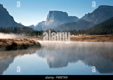 WYOMING - niedrige Nebel über den Green River an einem frostigen Morgen entlang der Kante der Wind River Range des Bridger National Forest Stockfoto