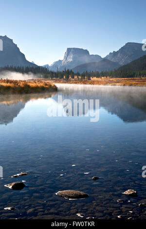 WYOMING - niedrige Nebel über den Green River an einem frostigen Morgen entlang der Kante der Wind River Range des Bridger National Forest Stockfoto