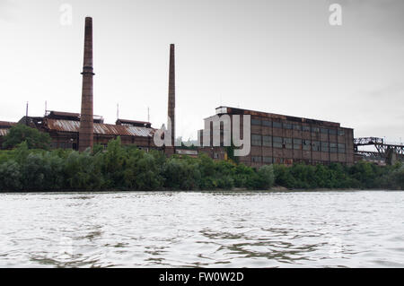 Marode Fabrik an der Donau Stockfoto