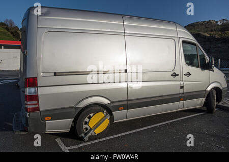 RAD-KLEMME AUF EINEM VAN Stockfoto