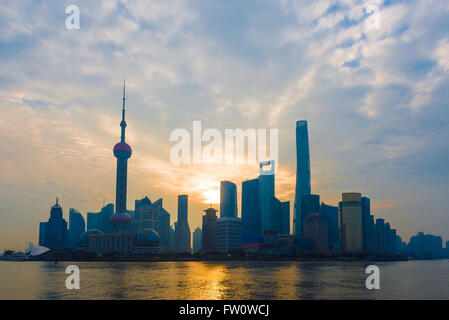 Sunrise-Skyline-Blick vom Bund Uferpromenade am Pudong New Area - Geschäftsviertel von Shanghai Stockfoto