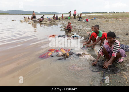 Lake Langano, Äthiopien, Oktober 2013 Amina Bedasso, 22, hat drei Kinder. Hier kommt sie zu Wäsche und ihre Freunde zu sehen. Stockfoto