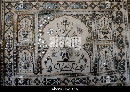 Detail aus einem Panel in das Sheesh Mahal in Amber Fort, Jaipur. Sheesh Mahal ist mit Tausenden von Spiegel Fliesen dekoriert. Stockfoto