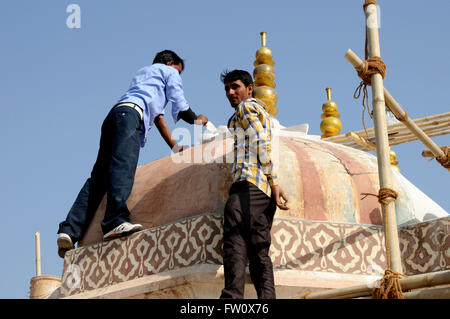 Ein Maler verleiht den letzten Schliff eine restaurierte Kuppel im Amber Fort, Jaipur in Nordindien. Stockfoto