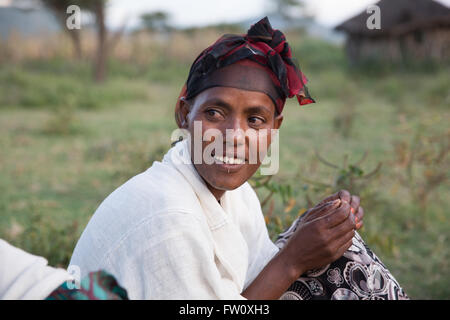 Lake Langano, Äthiopien, Oktober 2013 Women group Meeting der Woshe Kenan." Wir sind besorgt über die Entwaldung und haben Pflanzen von Bäumen. " Stockfoto