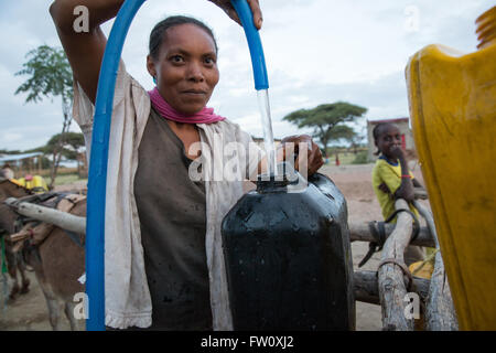 Hurufa Lole, in der Nähe von Lake Langano, Oromia in Äthiopien, Oktober 2013: Menschen versammeln, um Wasser von einer Wasserstelle zu sammeln. Stockfoto