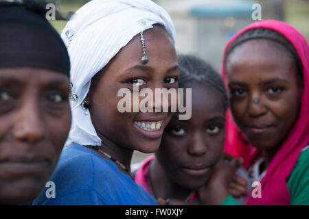 Hurufa Lole, in der Nähe von Lake Langano, Oromia in Äthiopien, Oktober 2013: Menschen versammeln, um Wasser von einer Wasserstelle zu sammeln. Stockfoto