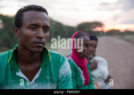 Hurufa Lole, in der Nähe von Lake Langano, Oromia in Äthiopien, Oktober 2013: versammeln sich am frühen Abend um Wasser von einer Wasserstelle zu erfassen. Stockfoto