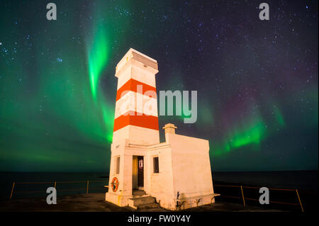 Nordlicht oder Aurora Borealis, anzeigen Gardur Leuchtturm, Reykanes Halbinsel, Island Stockfoto