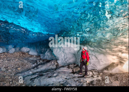 Eiskletterer in Eishöhle unterhalb des Breidamerkurjokull-Gletschers, Ost-Island Stockfoto