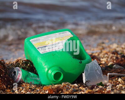 Abfälle im Meer angespült an einem Strand in Großbritannien Stockfoto