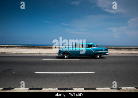 Havanna, Kuba - 21. September 2015: Classic american Auto auf Havanna beliebtesten Fron Strandpromenade, El Malecon in Havanna, Stockfoto