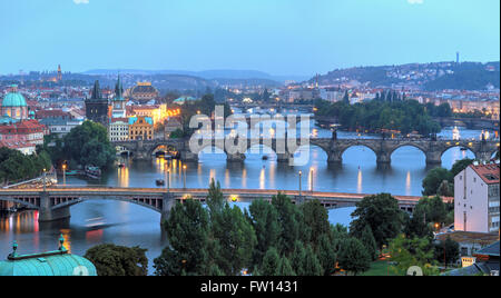 Blick auf die Brücken über den Vltava Fluss, Prag, CZ Stockfoto