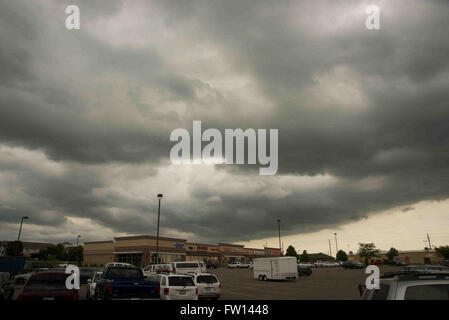 Topeka, Kansas, USA, 23. Mai 2014 Wolken bilden über Kopf von einem Gewitter. In der Meteorologie ist eine Wolke eine sichtbare Masse von Flüssigkeitströpfchen oder gefrorene Kristalle gebildet von Wasser oder verschiedene Chemikalien in der Atmosphäre über der Oberfläche eines planetaren Körpers ausgesetzt. Diese Schwebeteilchen sind auch bekannt als Aerosole und sind in der Wolke Physik Zweig der Meteorologie studiert. Bildnachweis: Mark Reinstein Stockfoto