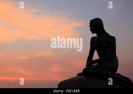 Statue der Meerjungfrau im Langelinie bei Sonnenaufgang, Kopenhagen, Dänemark Stockfoto