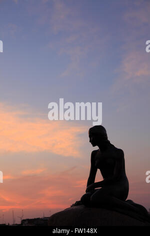 Statue der Meerjungfrau im Langelinie bei Sonnenaufgang, Kopenhagen, Dänemark Stockfoto