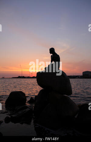 Statue der Meerjungfrau im Langelinie bei Sonnenaufgang, Kopenhagen, Dänemark Stockfoto