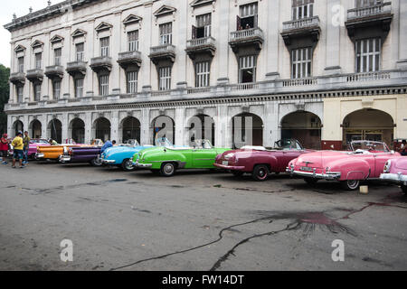 Havanna, Kuba - 22. September 2015: Amerikanische Oldtimer Parken auf der Straße von Alt-Havanna, Kuba. Amerikanische Oldtimer sind typische l Stockfoto