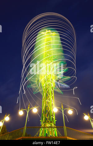 Der Star Flyer in der Nacht auf den Tivoli Gärten, Kopenhagen, Dänemark Stockfoto