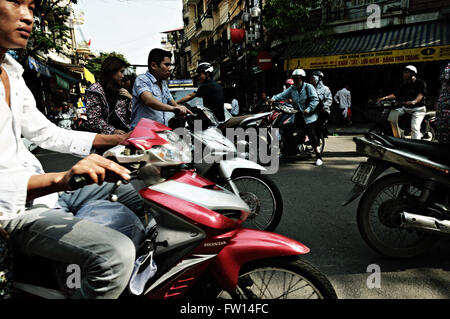 Nahaufnahme der Motorrad-Fahrer in der Altstadt von Hanoi, Vietnam Stockfoto