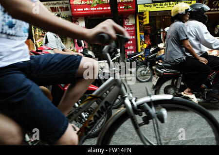 Nahaufnahme von Motorrädern und Fahrrädern Fahrern in der Altstadt von Hanoi, Vietnam Stockfoto