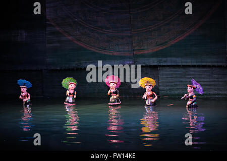 Bunten Puppen während einer Show im Thang Long-Wasser-Marionetten-Theater in Hanoi, Vietnam Stockfoto