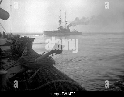 AJAXNETPHOTO. 1914 - 1920 (CA.) - LINIE ASTERN - 2. DIVISION KLASSE 1. BATTLE SQUADRON ROYAL NAVY DREADNOUGHT BATTLESHIP MAKING RAUCH DÄMPFEN LINIE ASTERN, ORT UNBEKANNT., ABER MÖGLICHERWEISE NORDIRLAND. FOTO: AJAX VINTAGE BILDBIBLIOTHEK.   REF: AVL / NA FLEET ASTERN 01 Stockfoto