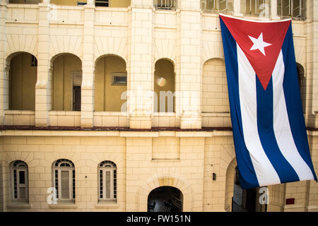 Kubanische Flagge auf alten kolonialen Gebäude in Havanna, Kuba Stockfoto