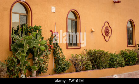 Einfache Adobe Haus mit bunten äußeren und Rundbogenfenster Stockfoto