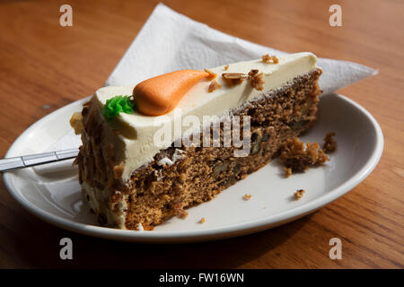 Ein Stück Karottenkuchen serviert in Edinburgh, Schottland. Gekrönt wird die Karotte-Kuchen mit Fondant. Stockfoto