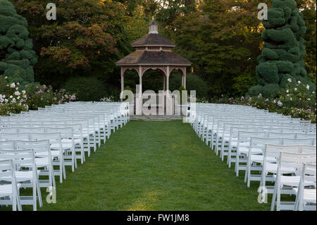 Woodland Park Rose Garden Gazebo mit Rosen und weißen Stühlen für Hochzeit Stockfoto