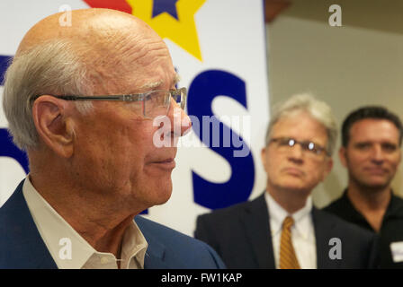 Wichita, Kansas, USA, 9. Oktober 2014 Kansas der republikanische Senator Pat Roberts ist heute Senatoren Ted Cruz und Tom Coburn bei Rallye in Wichita eine Zwangspause einlegen.  Roberts ist in einem engen Rennen gegen seinen Herausforderer unabhängige Greg Orman.  Bildnachweis: Mark Reinstein Stockfoto