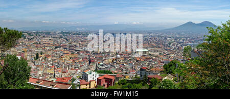 Blick auf die Stadt von Castel Sant'Elmo, Vesuv hinter Neapel, Kampanien, Italien Stockfoto
