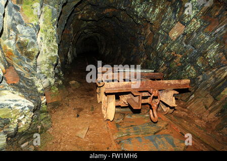 Verlassene mine Ebene und Wagen auf Cwmorthin Schieferbergwerk, Snowdonia Stockfoto