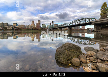 City of Portland Oregon Skyline von Hawthorne Bridge reflektiert am Willamette River Stockfoto