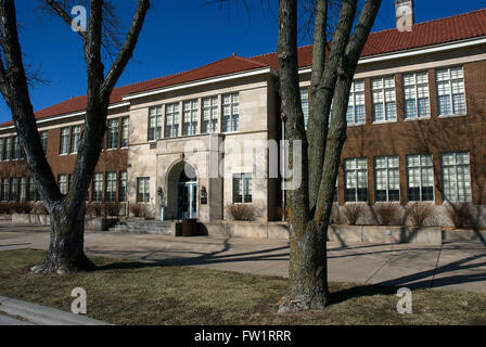 Topeka, Kansas, USA, 5. März 2014 die Monroe historischen Schulstandort Brown v. Board Of Education, was gilt als Beginn der Bürgerrechtsbewegung in den Vereinigten Staaten. Brown v. Board Of Education, 347 US-483 (1954), war ein Meilenstein United States Supreme Court Fall, in dem das Gericht erklärte Landesgesetze zur Gründung separate öffentlichen Schulen für schwarze und weiße Studenten verfassungswidrig. Die Entscheidung aufgehoben Plessy v. Ferguson Entscheidung von 1896, die staatlich geförderte Segregation, insoweit zulässig, als es zur öffentlichen Bildung angewendet.  Bildnachweis: Mark Reinstein Stockfoto