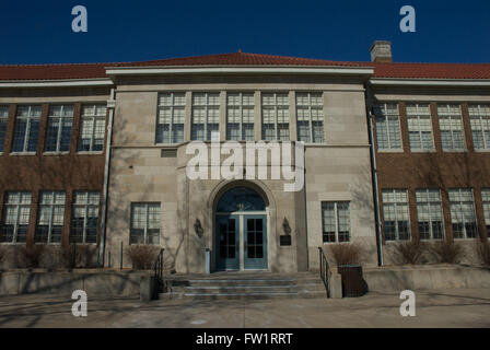 Topeka, Kansas, USA, 5. März 2014 die Monroe historischen Schulstandort Brown v. Board Of Education, was gilt als Beginn der Bürgerrechtsbewegung in den Vereinigten Staaten. Brown v. Board Of Education, 347 US-483 (1954), war ein Meilenstein United States Supreme Court Fall, in dem das Gericht erklärte Landesgesetze zur Gründung separate öffentlichen Schulen für schwarze und weiße Studenten verfassungswidrig. Die Entscheidung aufgehoben Plessy v. Ferguson Entscheidung von 1896, die staatlich geförderte Segregation, insoweit zulässig, als es zur öffentlichen Bildung angewendet.  Bildnachweis: Mark Reinstein Stockfoto