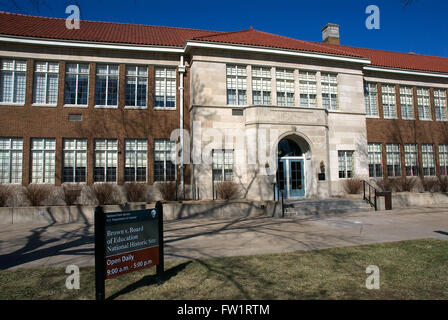 Topeka, Kansas, USA, 5. März 2014 die Monroe historischen Schulstandort Brown v. Board Of Education, was gilt als Beginn der Bürgerrechtsbewegung in den Vereinigten Staaten. Brown v. Board Of Education, 347 US-483 (1954), war ein Meilenstein United States Supreme Court Fall, in dem das Gericht erklärte Landesgesetze zur Gründung separate öffentlichen Schulen für schwarze und weiße Studenten verfassungswidrig. Die Entscheidung aufgehoben Plessy v. Ferguson Entscheidung von 1896, die staatlich geförderte Segregation, insoweit zulässig, als es zur öffentlichen Bildung angewendet.  Bildnachweis: Mark Reinstein Stockfoto