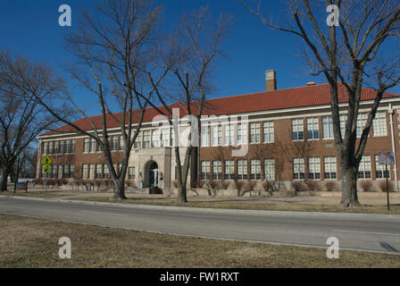 Topeka, Kansas, USA, 5. März 2014 die Monroe historischen Schulstandort Brown v. Board Of Education, was gilt als Beginn der Bürgerrechtsbewegung in den Vereinigten Staaten. Brown v. Board Of Education, 347 US-483 (1954), war ein Meilenstein United States Supreme Court Fall, in dem das Gericht erklärte Landesgesetze zur Gründung separate öffentlichen Schulen für schwarze und weiße Studenten verfassungswidrig. Die Entscheidung aufgehoben Plessy v. Ferguson Entscheidung von 1896, die staatlich geförderte Segregation, insoweit zulässig, als es zur öffentlichen Bildung angewendet.  Bildnachweis: Mark Reinstein Stockfoto