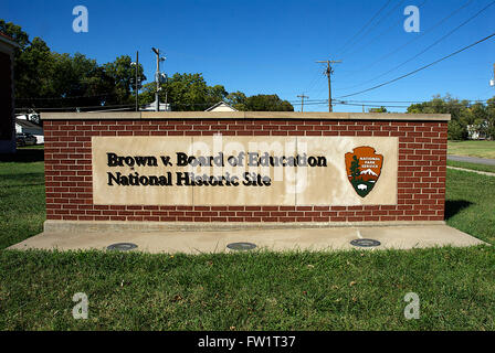 Topeka, Kansas, USA, 5. März 2014 die Monroe historischen Schulstandort Brown v. Board Of Education, was gilt als Beginn der Bürgerrechtsbewegung in den Vereinigten Staaten. Brown v. Board Of Education, 347 US-483 (1954), war ein Meilenstein United States Supreme Court Fall, in dem das Gericht erklärte Landesgesetze zur Gründung separate öffentlichen Schulen für schwarze und weiße Studenten verfassungswidrig. Die Entscheidung aufgehoben Plessy v. Ferguson Entscheidung von 1896, die staatlich geförderte Segregation, insoweit zulässig, als es zur öffentlichen Bildung angewendet.  Bildnachweis: Mark Reinstein Stockfoto