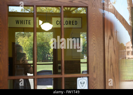 Topeka, Kansas, USA, 5. März 2014 die Monroe historischen Schulstandort Brown v. Board Of Education, was gilt als Beginn der Bürgerrechtsbewegung in den Vereinigten Staaten. Brown v. Board Of Education, 347 US-483 (1954), war ein Meilenstein United States Supreme Court Fall, in dem das Gericht erklärte Landesgesetze zur Gründung separate öffentlichen Schulen für schwarze und weiße Studenten verfassungswidrig. Die Entscheidung aufgehoben Plessy v. Ferguson Entscheidung von 1896, die staatlich geförderte Segregation, insoweit zulässig, als es zur öffentlichen Bildung angewendet. Bildnachweis: Mark Reinstein Stockfoto