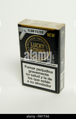 Lucky Strike Flow Filter Zigaretten Paket auf weißem Hintergrund Stockfoto