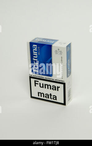 Fortuna Zigaretten Paket auf weißem Hintergrund. Stockfoto