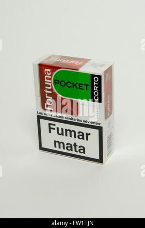 Fortuna Pocket Zigaretten Paket auf weißem Hintergrund. Stockfoto