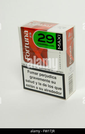 Fortuna Zigaretten Paket auf weißem Hintergrund. Stockfoto