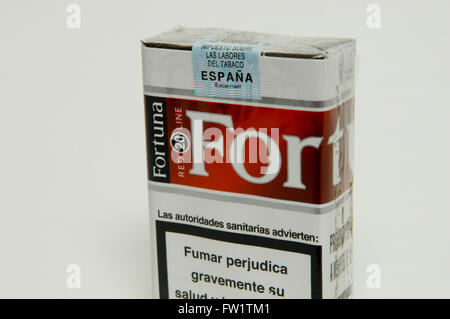 Zigarettenpackung Fortuna auf weißem Hintergrund Stockfoto