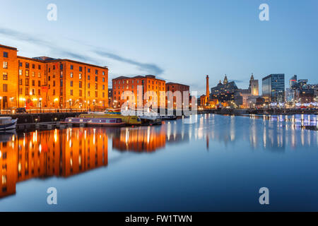 Reflexionen von alten Gebäuden am Albert Dock, Liverpool Waterfront, UK. Stockfoto