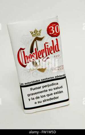 Chesterfield Red Hand Rollen Tabak Packet auf weißem Hintergrund genommen. Stockfoto